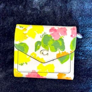 Coach Wyn Small Wallet With Floral Print